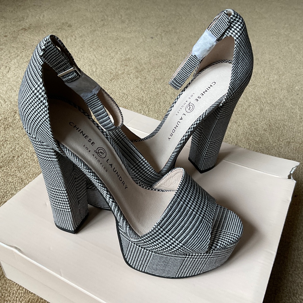 Chinese Laundry Platform Sandals Brand New